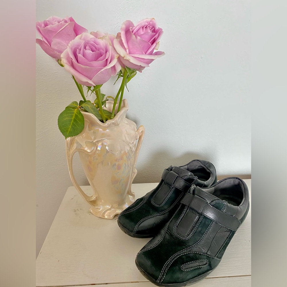 Naturalizer walking shoe. Leather. Velcro secure. Size 6.